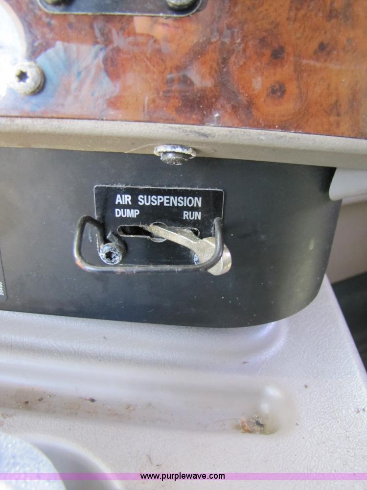 image for item 3189 2005 International 9400i SBA 6x4 semi truck