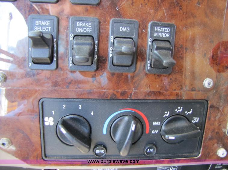 image for item 3189 2005 International 9400i SBA 6x4 semi truck