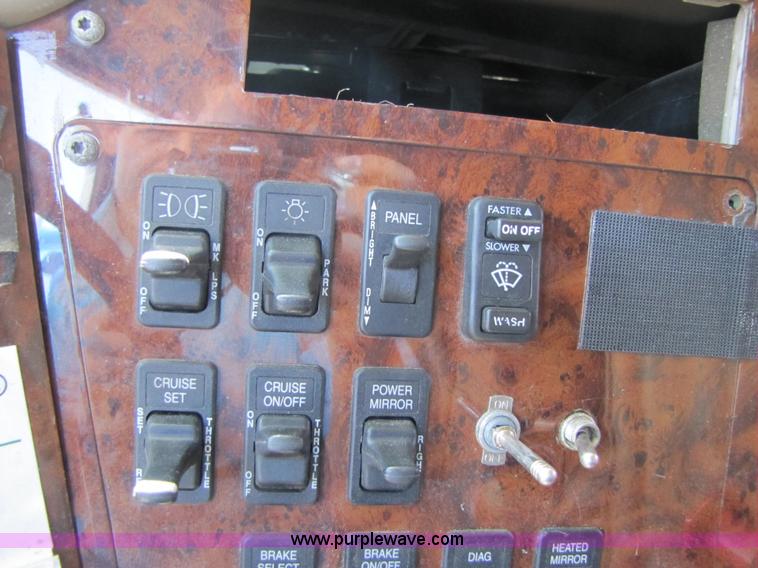 image for item 3189 2005 International 9400i SBA 6x4 semi truck