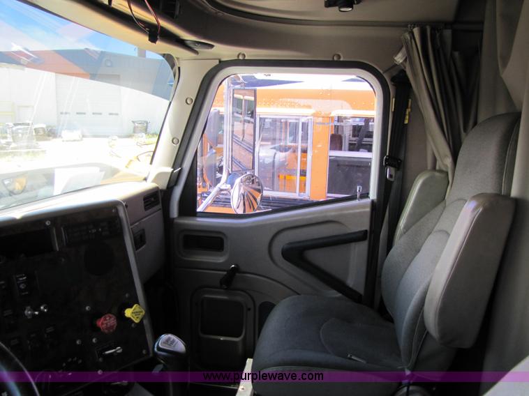 image for item 3189 2005 International 9400i SBA 6x4 semi truck