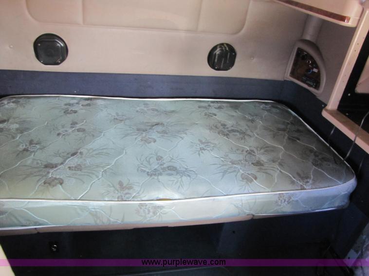 image for item 3189 2005 International 9400i SBA 6x4 semi truck