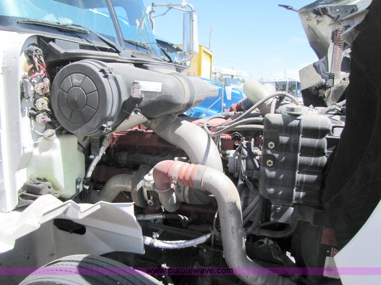 image for item 3189 2005 International 9400i SBA 6x4 semi truck