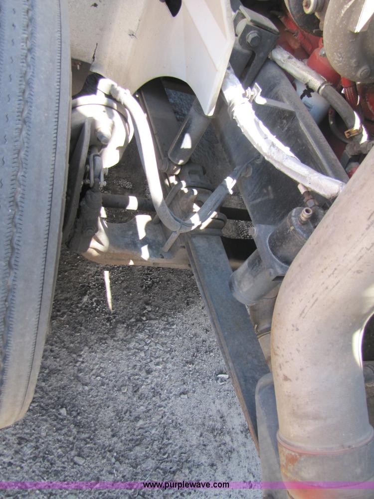 image for item 3189 2005 International 9400i SBA 6x4 semi truck