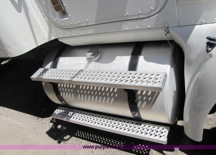 image for item 3189 2005 International 9400i SBA 6x4 semi truck