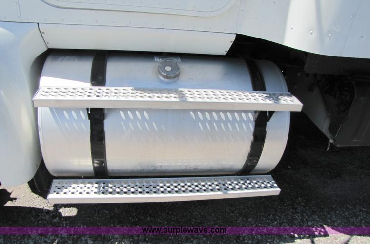 image for item 3189 2005 International 9400i SBA 6x4 semi truck