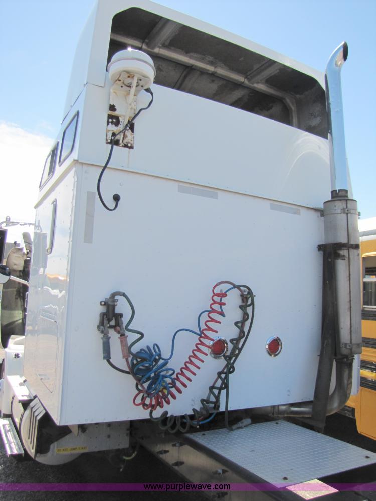 image for item 3189 2005 International 9400i SBA 6x4 semi truck