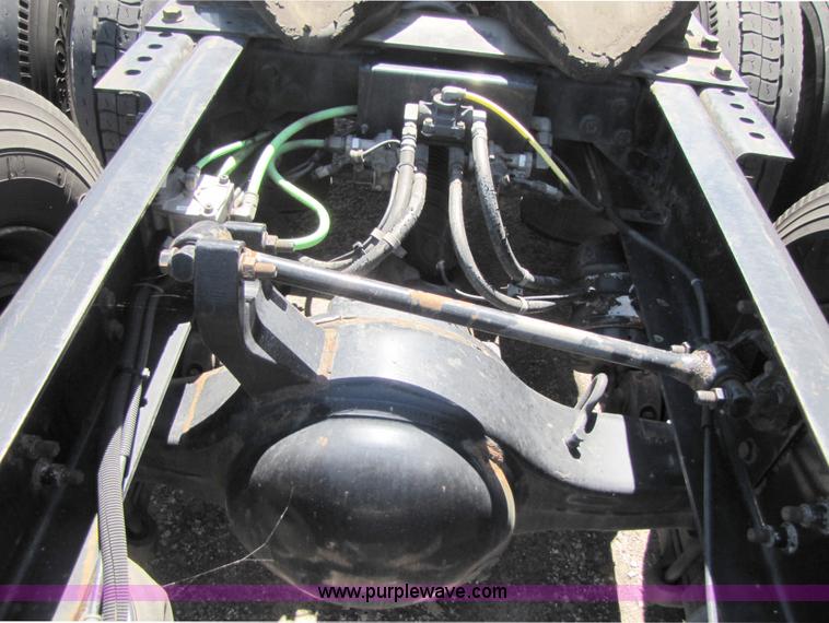 image for item 3189 2005 International 9400i SBA 6x4 semi truck