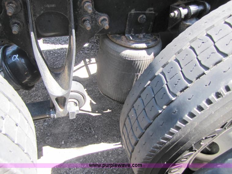 image for item 3189 2005 International 9400i SBA 6x4 semi truck