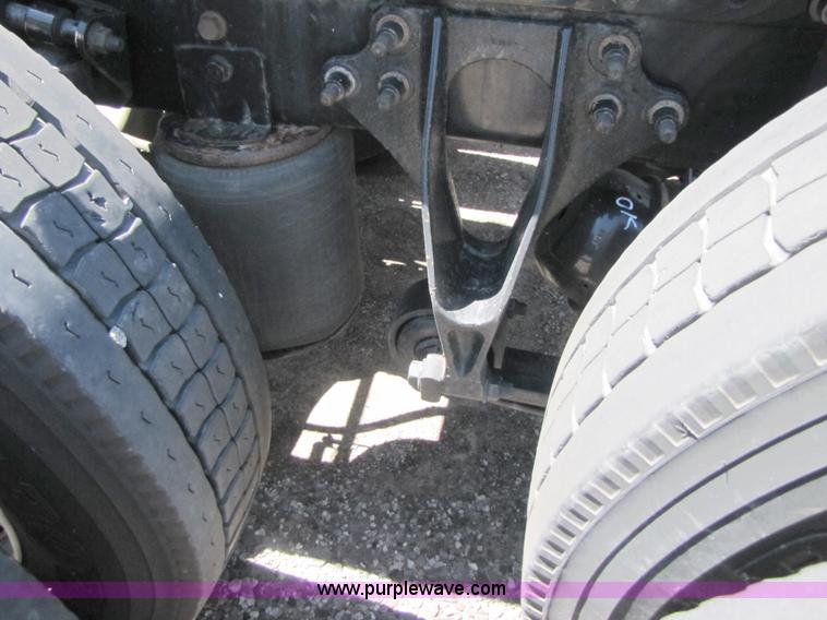 image for item 3189 2005 International 9400i SBA 6x4 semi truck