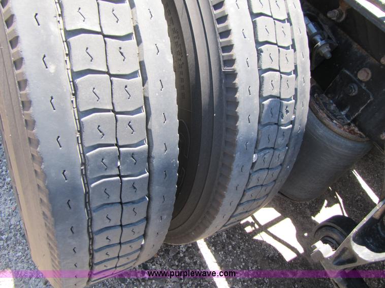 image for item 3189 2005 International 9400i SBA 6x4 semi truck