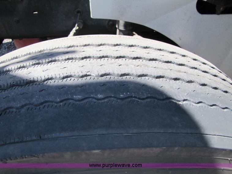 image for item 3189 2005 International 9400i SBA 6x4 semi truck