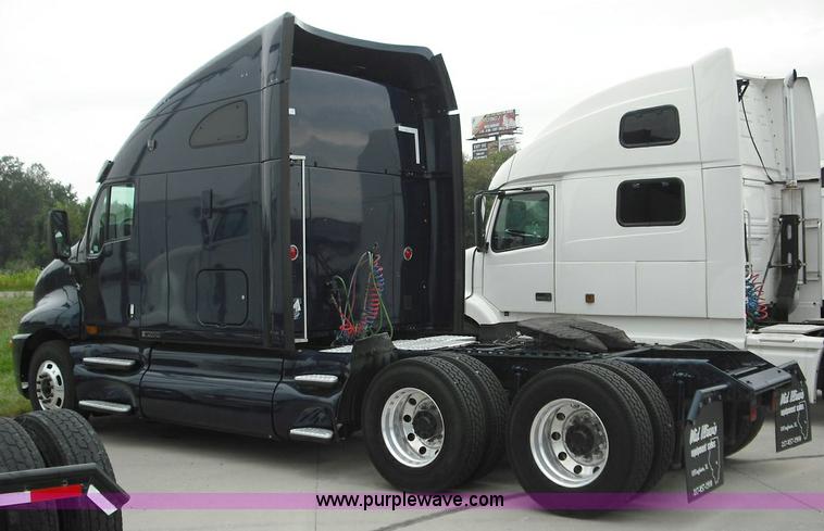 image for item 3623 2005 Kenworth T2000 semi truck