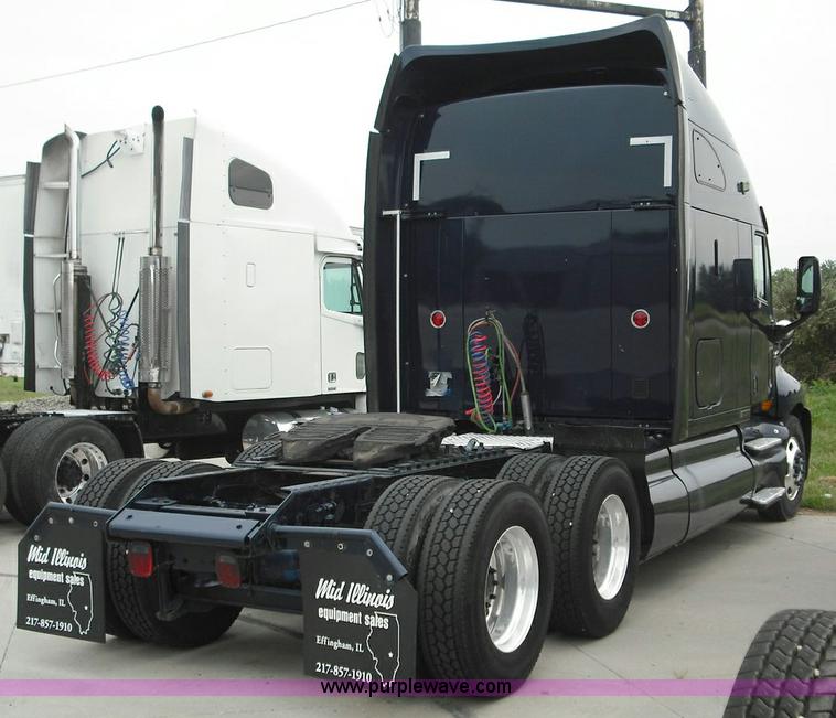 image for item 3623 2005 Kenworth T2000 semi truck