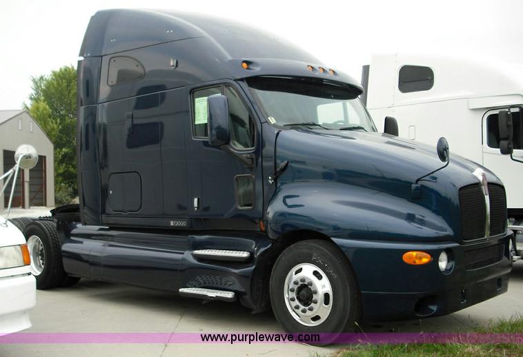 image for item 3623 2005 Kenworth T2000 semi truck