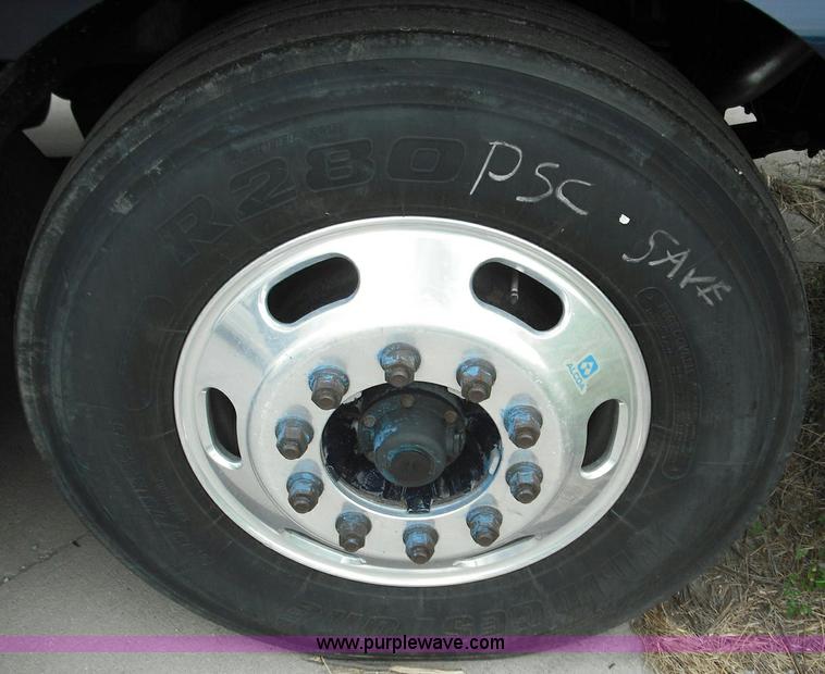 image for item 3623 2005 Kenworth T2000 semi truck