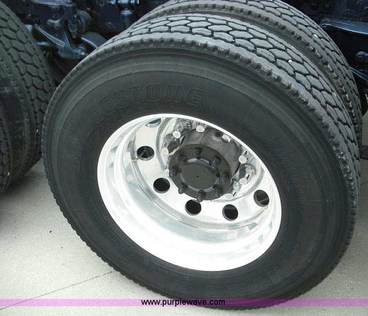 image for item 3623 2005 Kenworth T2000 semi truck