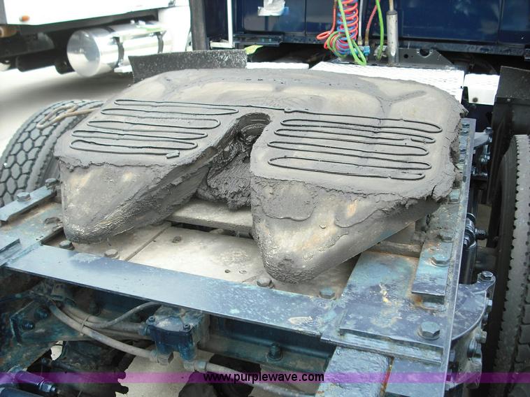 image for item 3623 2005 Kenworth T2000 semi truck