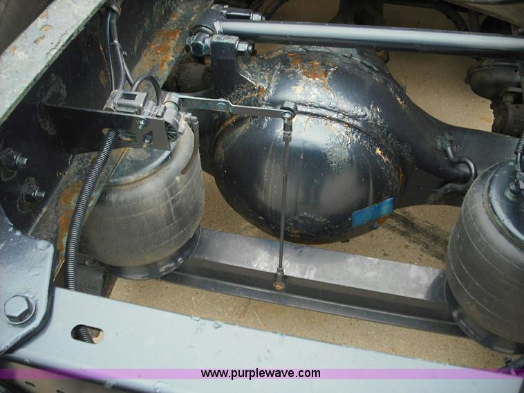 image for item 3623 2005 Kenworth T2000 semi truck