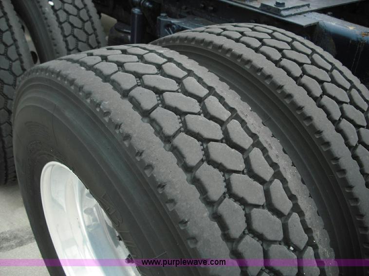 image for item 3623 2005 Kenworth T2000 semi truck