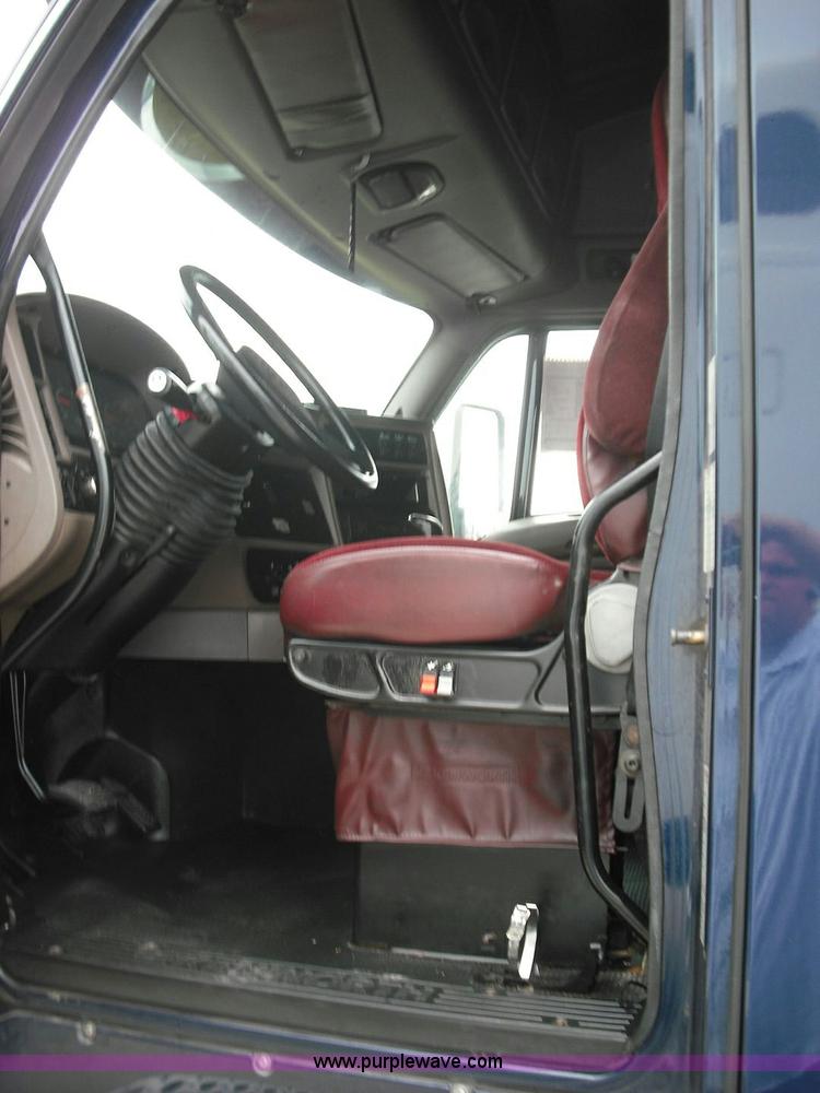 image for item 3623 2005 Kenworth T2000 semi truck