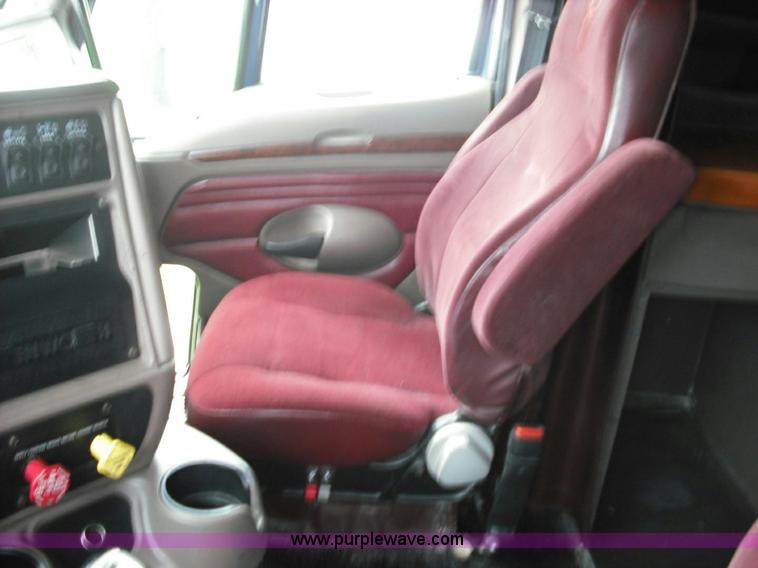 image for item 3623 2005 Kenworth T2000 semi truck