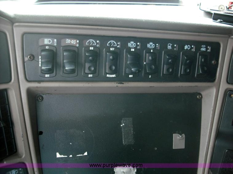 image for item 3623 2005 Kenworth T2000 semi truck