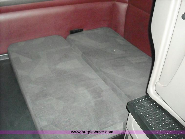 image for item 3623 2005 Kenworth T2000 semi truck