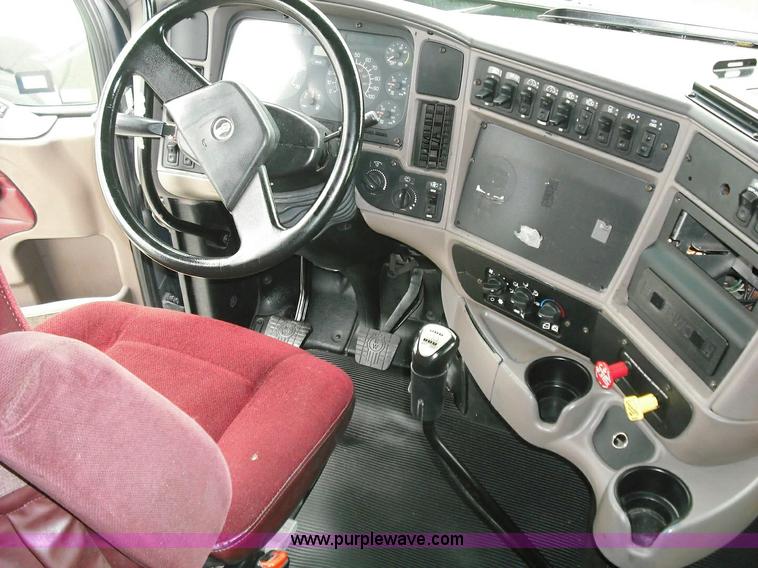 image for item 3623 2005 Kenworth T2000 semi truck
