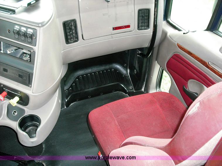 image for item 3623 2005 Kenworth T2000 semi truck