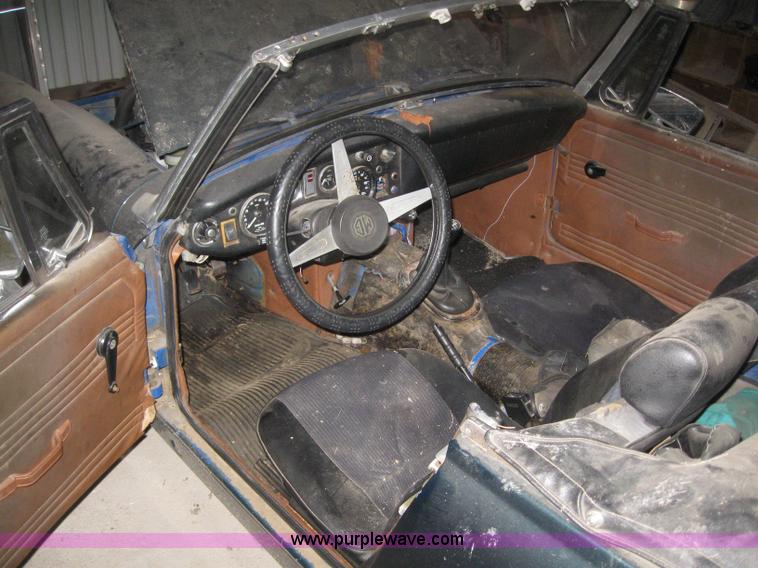 image for item 6167 1977 MG Midget convertible