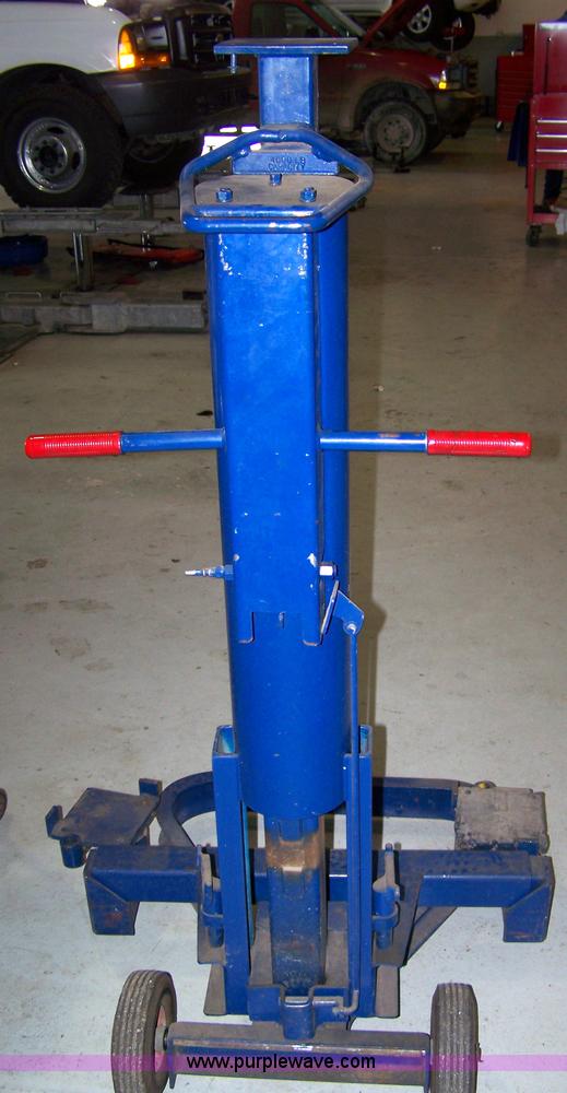 image for item 8014 Gray air over hydraulic jack