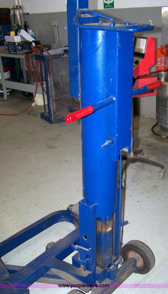 image for item 8014 Gray air over hydraulic jack