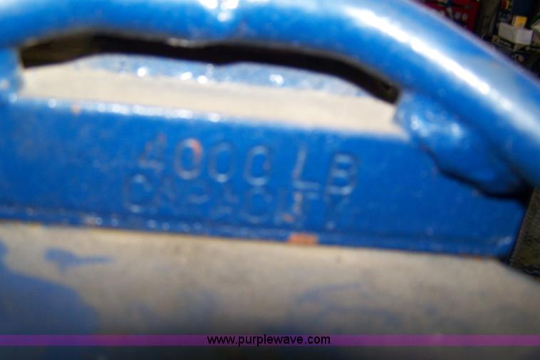 image for item 8014 Gray air over hydraulic jack