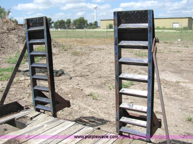 image for item 2090 2005 Globe GTPF6-24 25' trailer