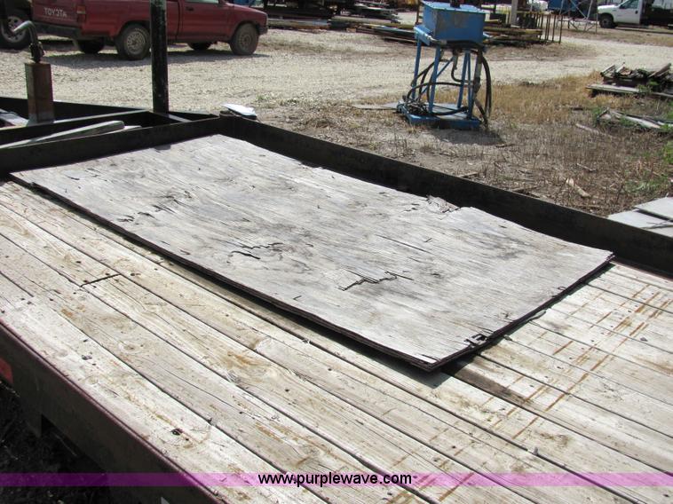 image for item 2090 2005 Globe GTPF6-24 25' trailer