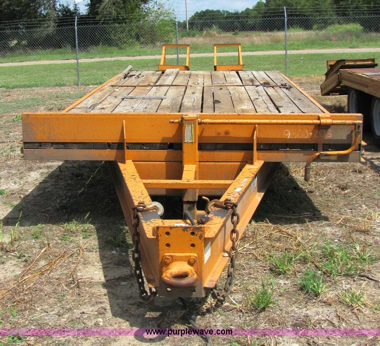 image for item 2091 2001 Econoline MP423DE 28' flatbed trailer