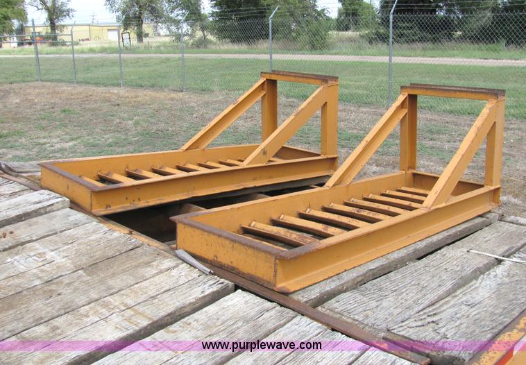 image for item 2091 2001 Econoline MP423DE 28' flatbed trailer