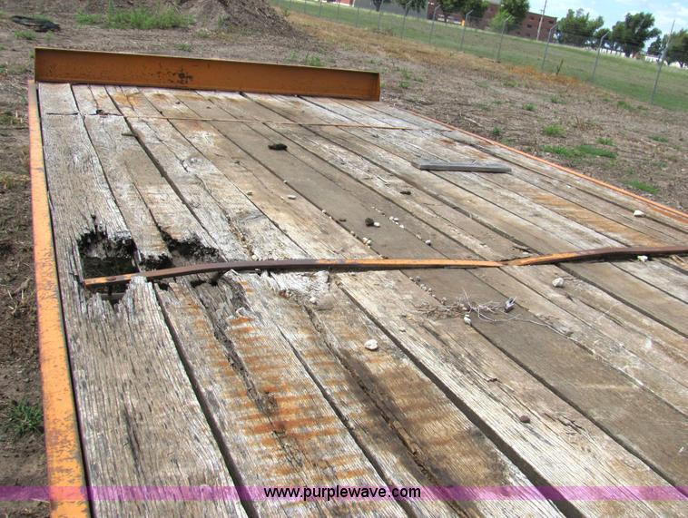 image for item 2091 2001 Econoline MP423DE 28' flatbed trailer