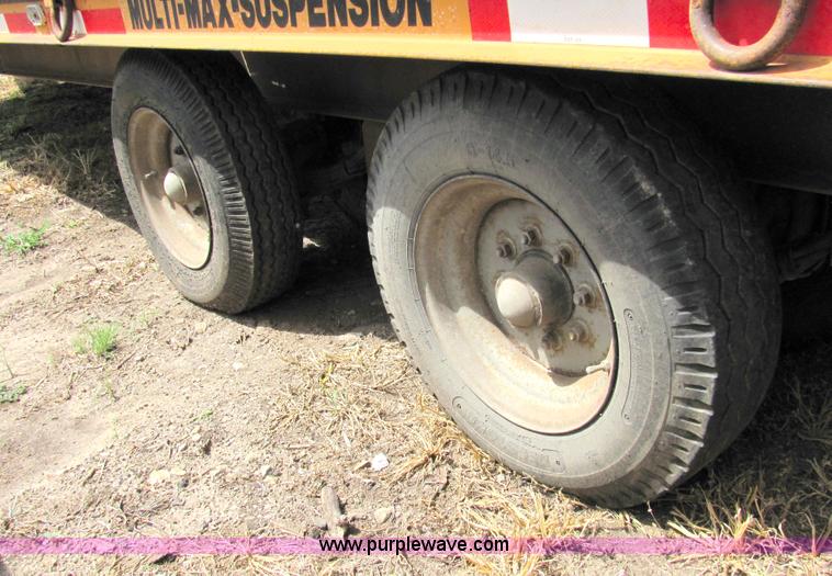 image for item 2091 2001 Econoline MP423DE 28' flatbed trailer