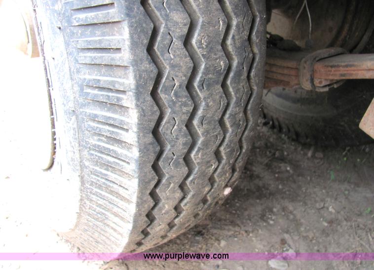 image for item 2091 2001 Econoline MP423DE 28' flatbed trailer