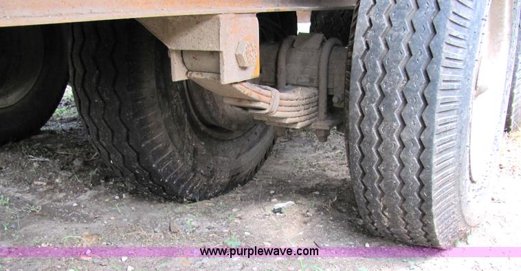 image for item 2091 2001 Econoline MP423DE 28' flatbed trailer