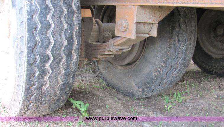 image for item 2091 2001 Econoline MP423DE 28' flatbed trailer