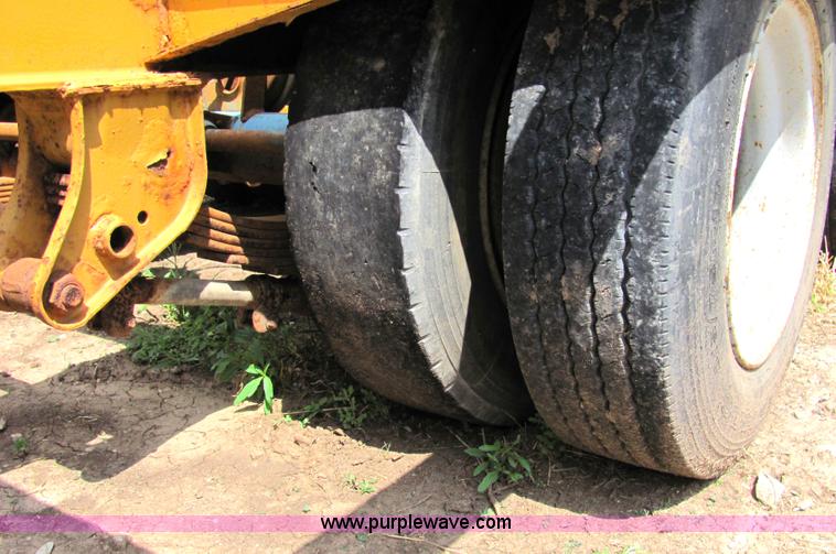 image for item 2092 1990 Hi Tensile Eager Beaver 28' flat bed trailer