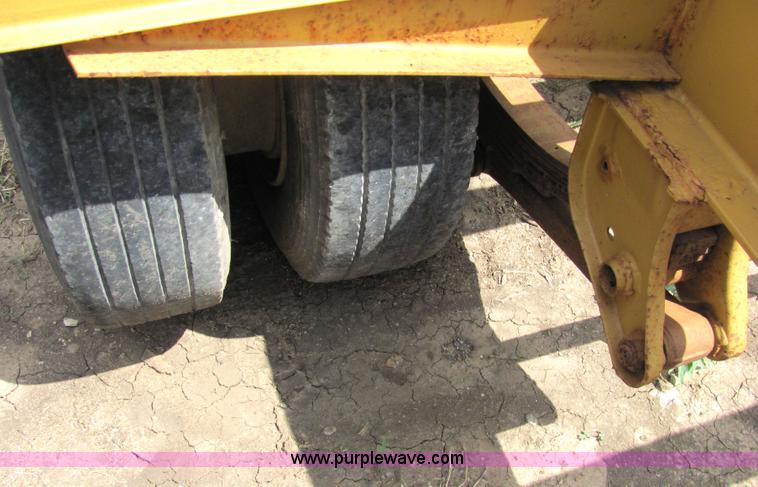 image for item 2092 1990 Hi Tensile Eager Beaver 28' flat bed trailer