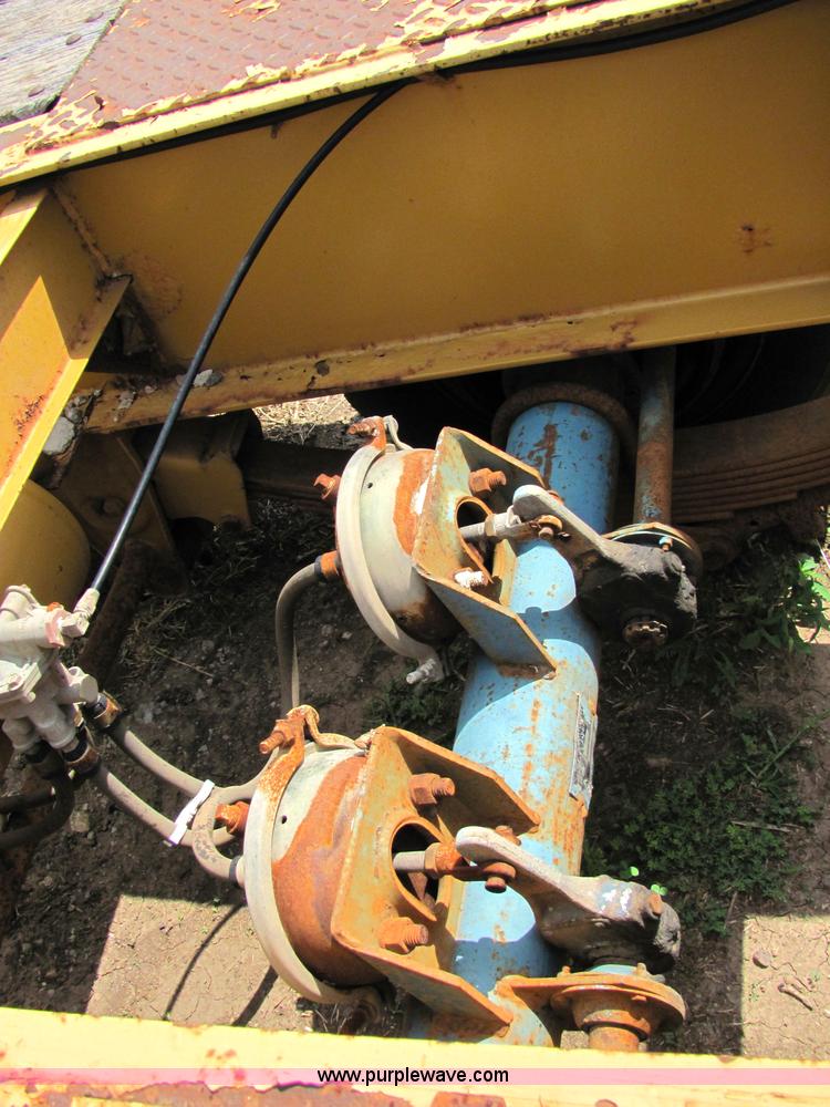 image for item 2092 1990 Hi Tensile Eager Beaver 28' flat bed trailer