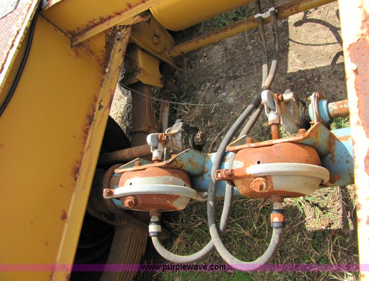 image for item 2092 1990 Hi Tensile Eager Beaver 28' flat bed trailer