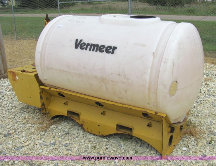 Vermeer MT300 300 gallon poly tank with base in Hutchinson, KS Item