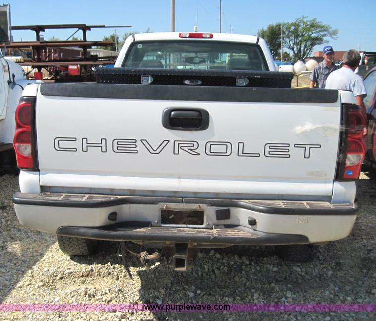 image for item 4139 2005 Chevrolet K1500 Silverado pickup truck