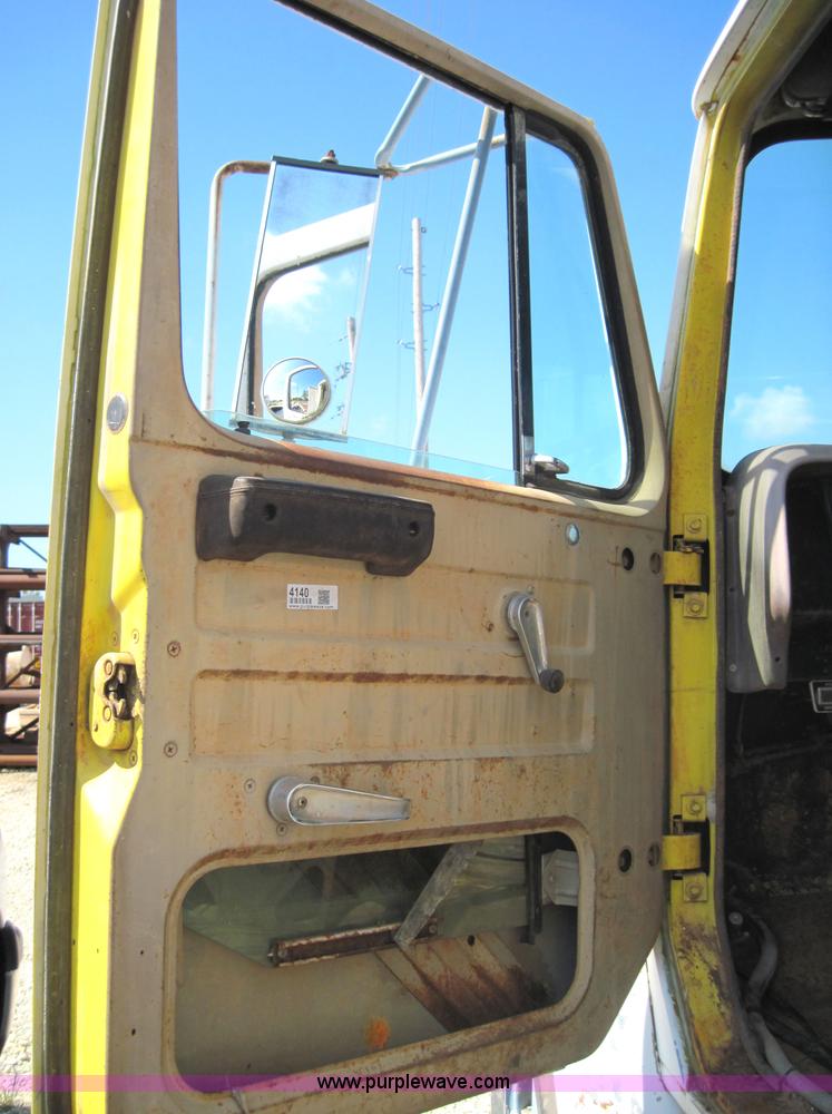image for item 4140 1979 International 1724 single axle truck