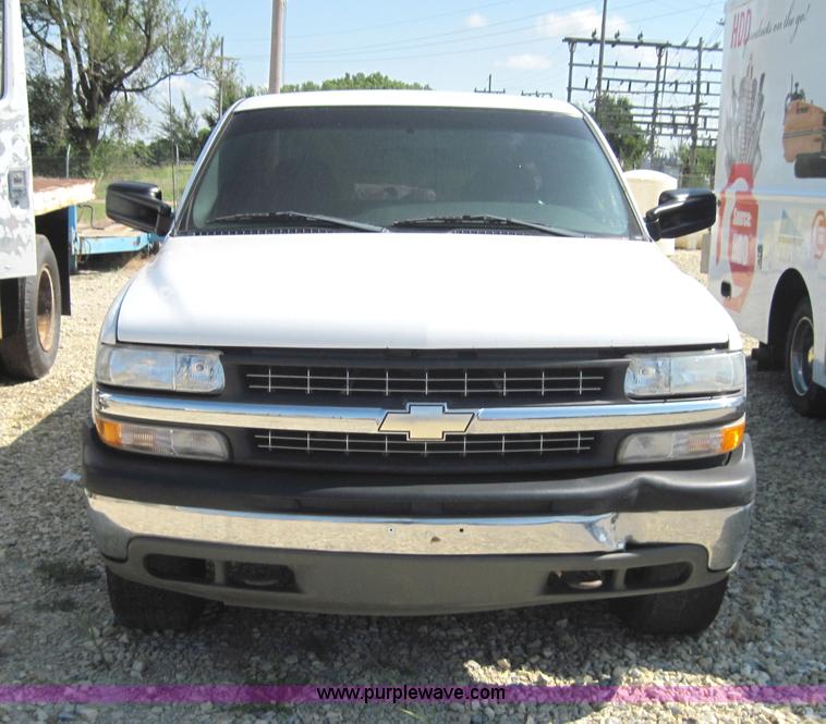 image for item 4141 2002 Chevrolet K1500 Silverado pickup truck